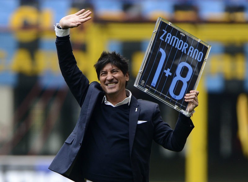 Iván Zamorano recibiendo la placa conmemorativa del 1+8 en San Siro